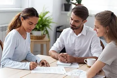 collaborateurs en réunion